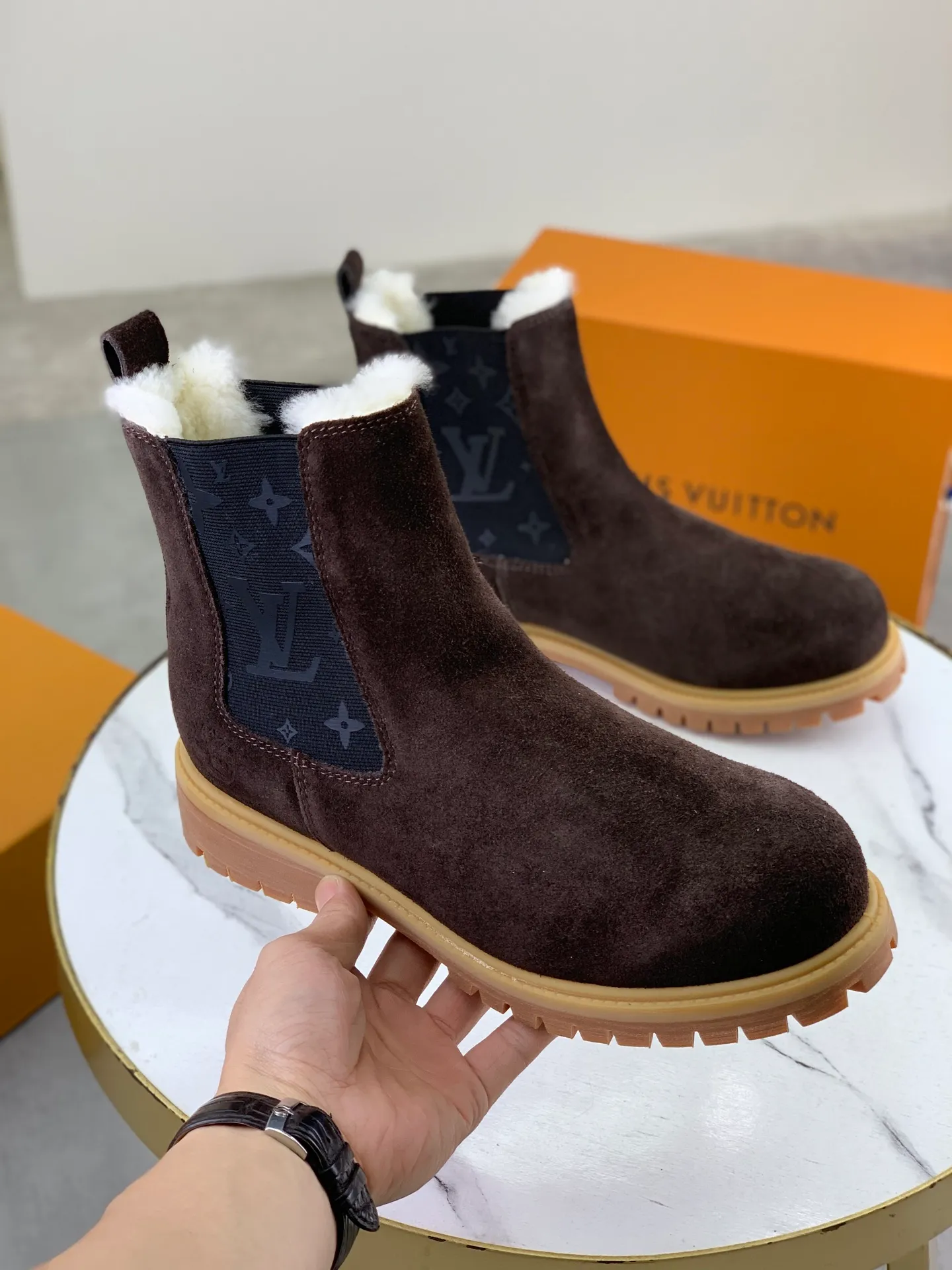 Factory price P900 💰💎💎💎High version of new men's shoes. Purchasing quality◾️◽️LV～Louis Vuitton boots series! by Virgin Abloh The most beautiful sneakers, Lv Brand strongly recommends new products, official website limited edition retro basketball sneakers! Both the high-top and low-top models spent money to purchase 1:1 accurate reproductions of the originals. The details are invincible and full of sincerity. The imported custom-made original frosted cowhide leather is packaged in the same way as the originals. The details are 100% restored. The privately customized originals are combined into a non-slip, wear-resistant and lightweight foam outsole. It is different from other brands. Without the original version, this effect cannot be achieved! L’s best-looking men’s shoes in the past, don’t miss it! Calfskin lining: Imported water-dyed cowhide lining/foot pad Outsole: lightweight foaming and non-slip Size: Men's 39-44 (38, 45 customized, non-refundable)